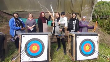 A women-only class at Crescent Archers.