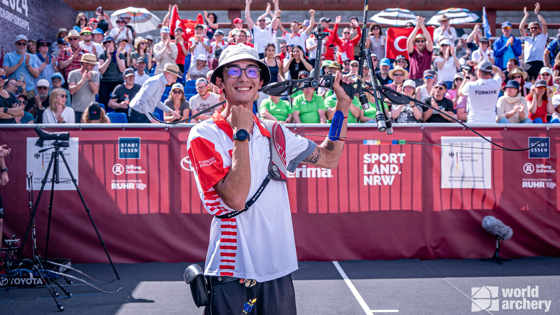 Mete Gazoz celebrates winning the Europeans in 2024.