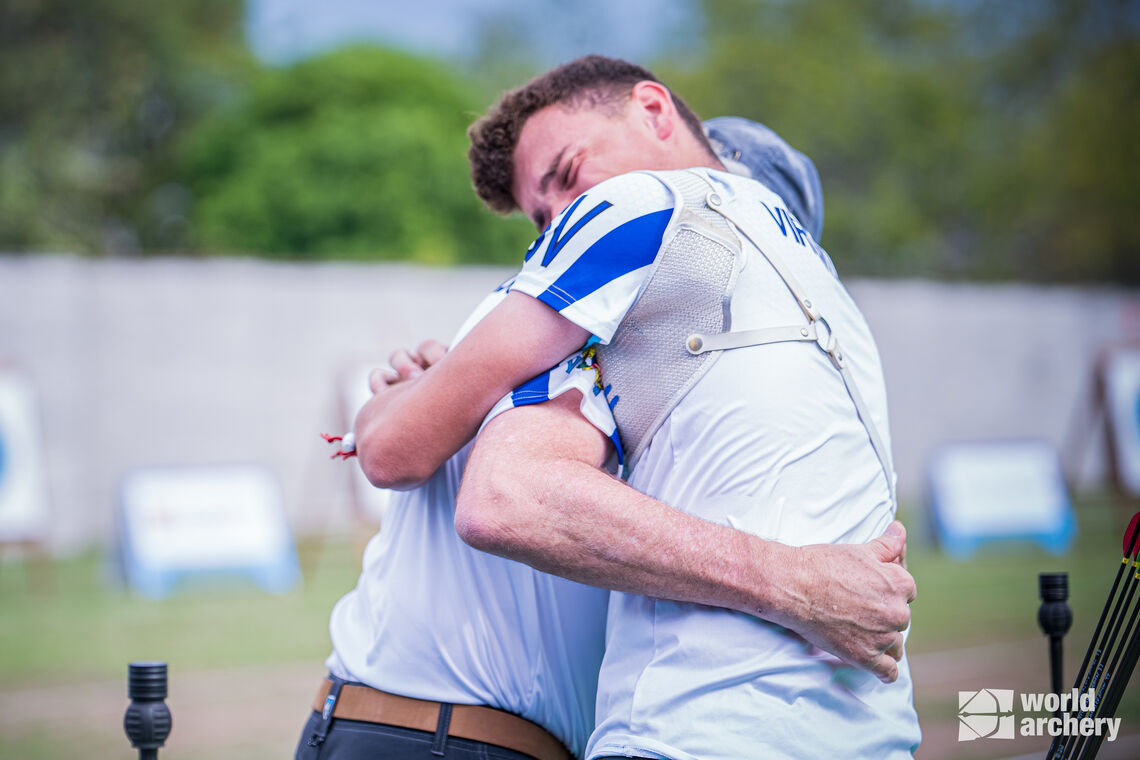 He hugged his father, his coach, waiting for his opponent’s arrow during the tiebreak.