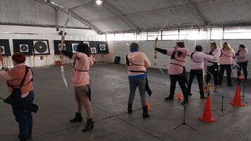 Archers aiming in a Flechas de Vida session.