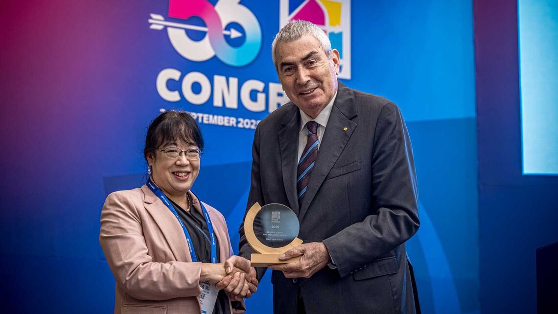 Prof Dr Ugur Erdener receives Gender Equity and Inclusion Award from committee chair Yuko Oda.