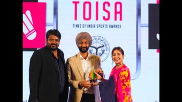 Harvinder Singh poses with Times of India Sport Award.