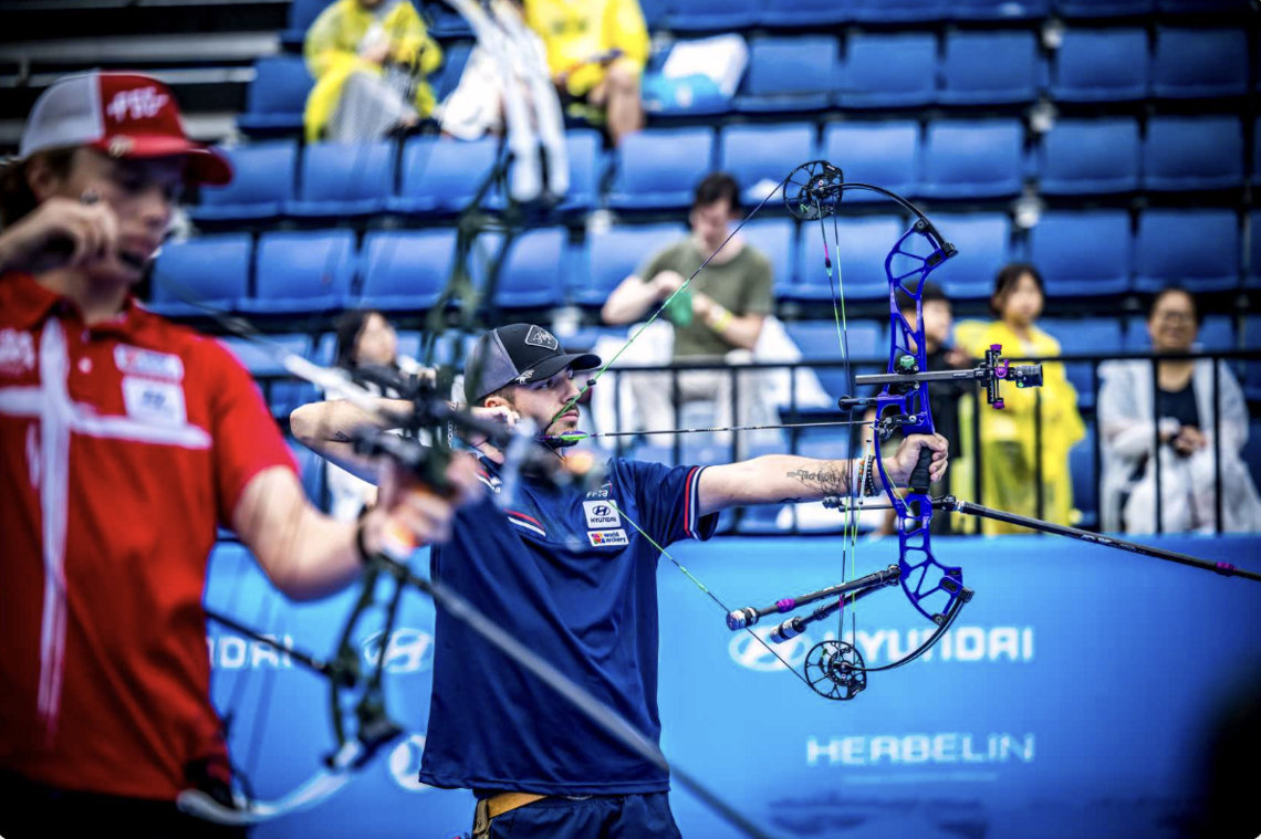 Nicolas Girard aiming against Mathias Fullerton.
